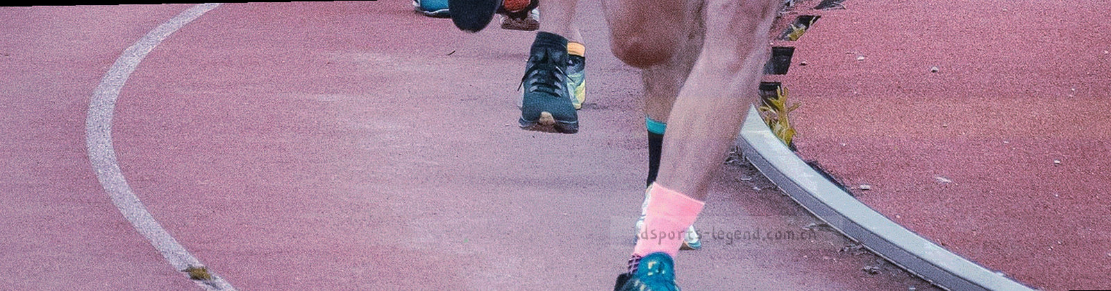 深色底上的白色手绘战术跑位线条与箭头